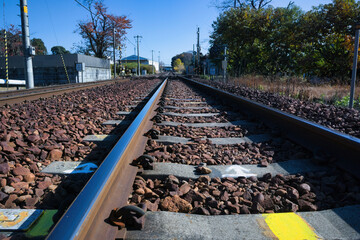 田舎のローカル線を走る砂利が敷かれた線路