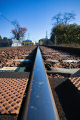 田舎のローカル線を走る砂利が敷かれた線路