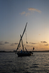 Fototapeta premium Traditionelle Dhow-Segelboote auf dem Indischen Ozean bei goldenem Sonnenuntergang, Mombasa