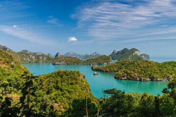 Obraz premium Ang Thong National Marine Park panoramic viewpoint with lush tropical islands, turquoise sea and dramatic limestone cliffs in Thailand