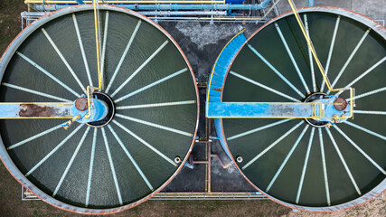 Obraz premium Aerial view circular clarifier tank at watewater treatment plant, Industrial infrastucture, Environment technology sustainable water management system, Semimentation tank circular clarifier.