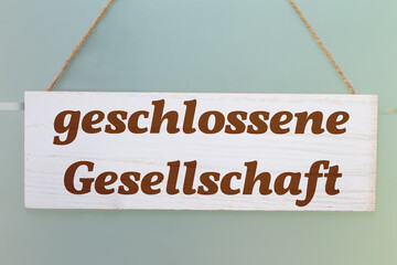 Holzschild mit (hinzugef&uuml;gtem) Text GESCHLOSSENE GESELLSCHAFT