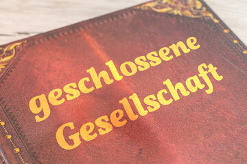 Symbolische Speisekarte mit (hinzugef&uuml;gtem) Text GESCHLOSSENE GESELLSCHAFT