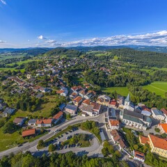 Fototapeta premium Der Erholungsort Perlesreut im Kreis Freyung-Grafenau im Bayerwald im Luftbild