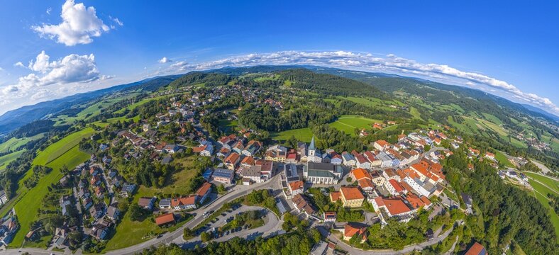 Der Erholungsort Perlesreut im Kreis Freyung-Grafenau im Bayerwald im Luftbild