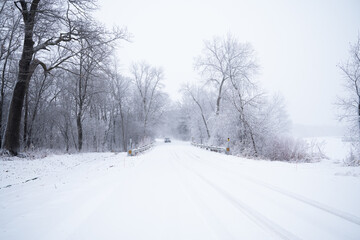 Obraz premium Central Minnesota landscape covered in fresh snow on a moody day 
