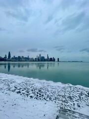 Obraz premium Downtown Chicago Skyline in Winter with Steam Rising from Lake Michigan