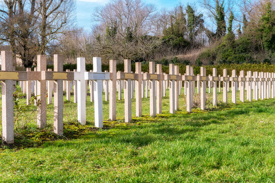 Ligne de tombes de soldats dans un cimeti&egrave;re militaire m&eacute;morial de la 1ere guerre mondiale &agrave; Zuydcoote dans le nord de la France