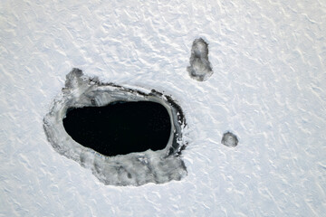 Teilweise zugefrorener See als Top-Down-Aufnahme aus der Luft gesehen