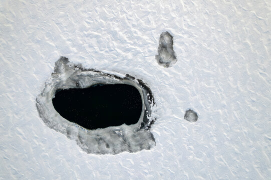 Teilweise zugefrorener See als Top-Down-Aufnahme aus der Luft gesehen