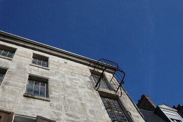 Immeuble ancien avec balcon interdit et dangereux
