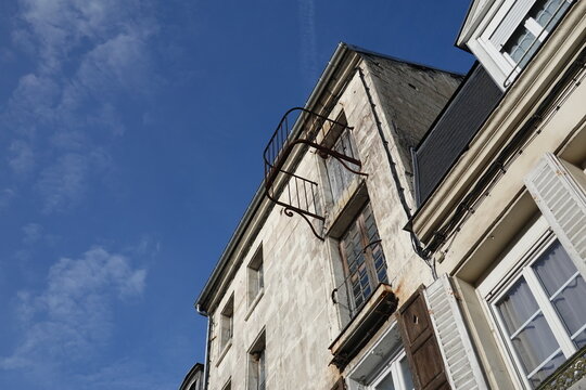Immeuble ancien avec balcon interdit et dangereux