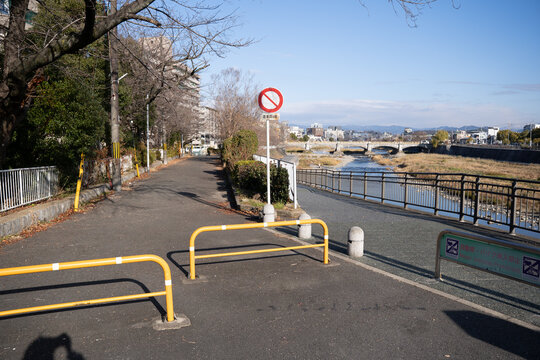 晴れた日の川のある風景