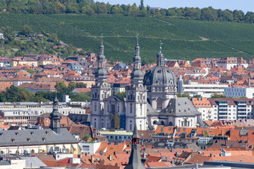 Obraz premium Panoramic view from Festung Marienberg overlooking Würzburg’s historic old town, the Main River and the iconic Old Main Bridge lined with monumental statues.