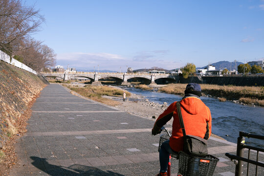 晴れた日の川のある風景