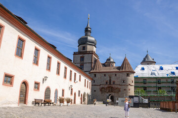 Obraz premium Festung Marienberg, the iconic hilltop fortress overlooking the city skyline and the Main River Würzburg, Bavaria, Germany
