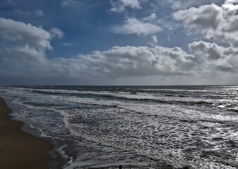 Obraz premium scenic view of lead-colored sea under clouds