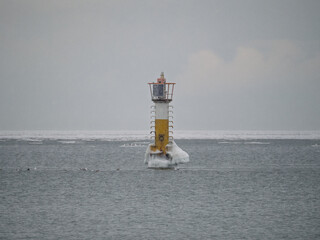 Latarnia morska pokryta lodem i śniegiem © EwaAF