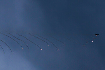 전투기 항공기 비행기 포환을 떨어트리며 날아가는 모습