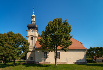 Die denkmalgesch&uuml;tzte Dorfkirche Meseberg liegt am "K&ouml;nigin-Luise-Radweg" und am "Fontane.Rad-Radweg"