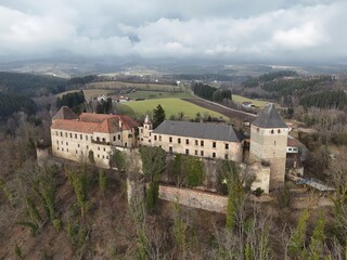 Obraz premium Ruine Burg Thalberg bei Dechantskirchen – mittelalterliche Festungsanlage