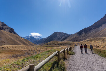 Dos Personas Caminando Paisaje Montaoso