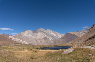 Fototapeta premium Paisaje con lago y montañas en día despejado