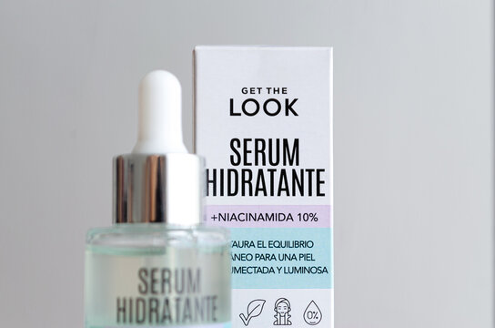 Primer plano de etiqueta de s&eacute;rum hidratante Get The Look con niacinamida, el 20 de febrero de 2026, Buenos Aires, Argentina.
