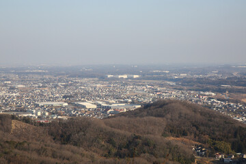 冬の山と街並み
