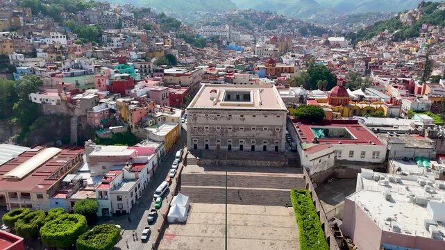 edificio con explanada en ciudad de Guanajuato