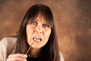 Frau mit pr&uuml;fenden, unglaubw&uuml;rdigen Blick