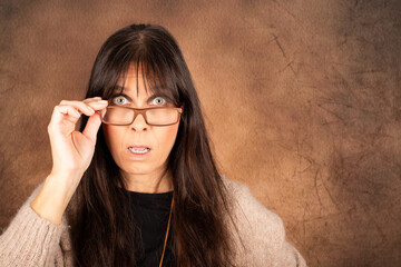 Frau mit kritischem Blick