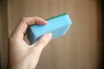 hand holding sponge