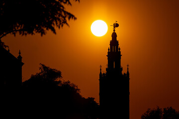 Fototapeta premium ATARDECER EN SEVILLA CON LA GIRALDA