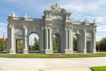 Obraz premium Front view of the replica of the Puerta de Alcalá in Europa Park in Torrejón de Ardoz, with its light stone facade and characteristic arches