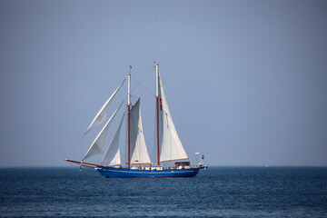 Obraz premium Ein Zweimaster Segelschiff auf Segelturn.