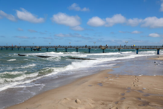 Strand und Wellen der Ostsee.