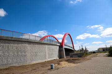 Eine neu errichtete Bogenbrücke über einen Schienenstrang.  © boedefeld1969