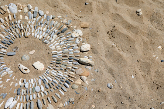 Zen, ein Steinkreis im Sand.
