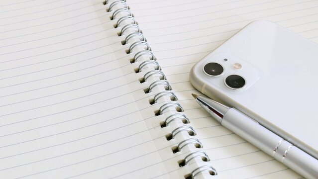 ノートとスマホとボールペン　教育イメージ　コピースペース