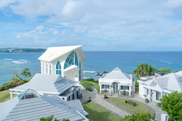 青い海と空が広がる美しい海辺の白いチャペル