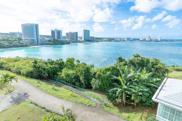 エメラルドグリーンの海と立ち並ぶリゾートホテル群