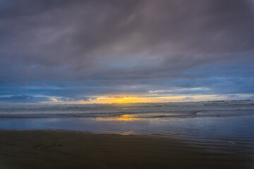 Fototapeta premium The sky is cloudy and the sun is setting