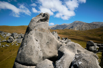 Engraved boulder along dirt path in Castle Hill, New Zealand © Érik Glez.