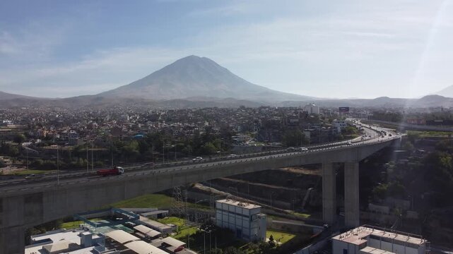 Vuelo de dron sobre la "Ciudad Blanca" de Arequipa con el majestuoso volc&aacute;n Misti de fondo.