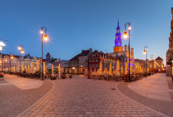 Obraz premium Dawn Market Square With Illuminated Town Hall In Poznan Poland