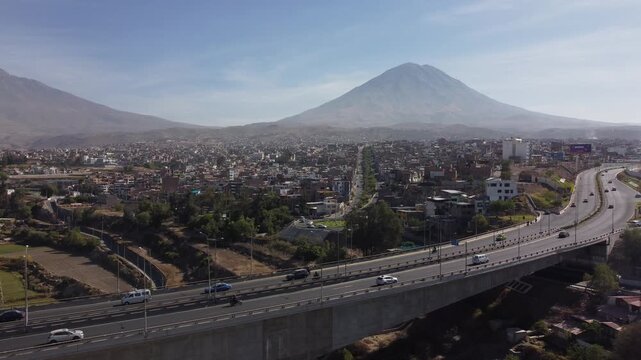 Vuelo panor&aacute;mico y espectacular hacia el majestuoso volc&aacute;n Misti en los Andes peruanos.