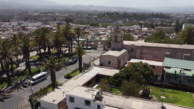 Vuelo de dron sobre el distrito de Yanahuara mostrando la arquitectura en sillar, Arequipa.