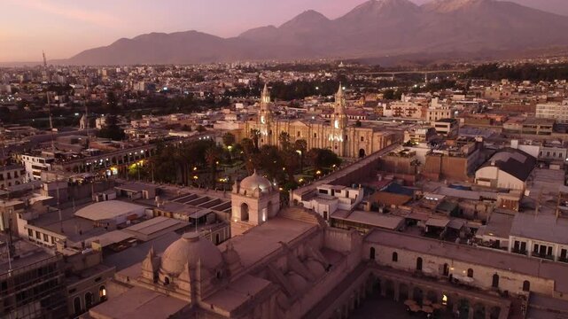 Arquitectura colonial en piedra sillar en la Plaza de Armas de la Ciudad Blanca de Arequipa.