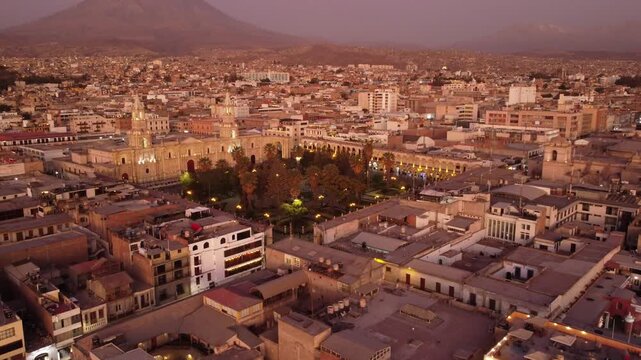 Arquitectura colonial en piedra sillar en la Plaza de Armas de la Ciudad Blanca de Arequipa.